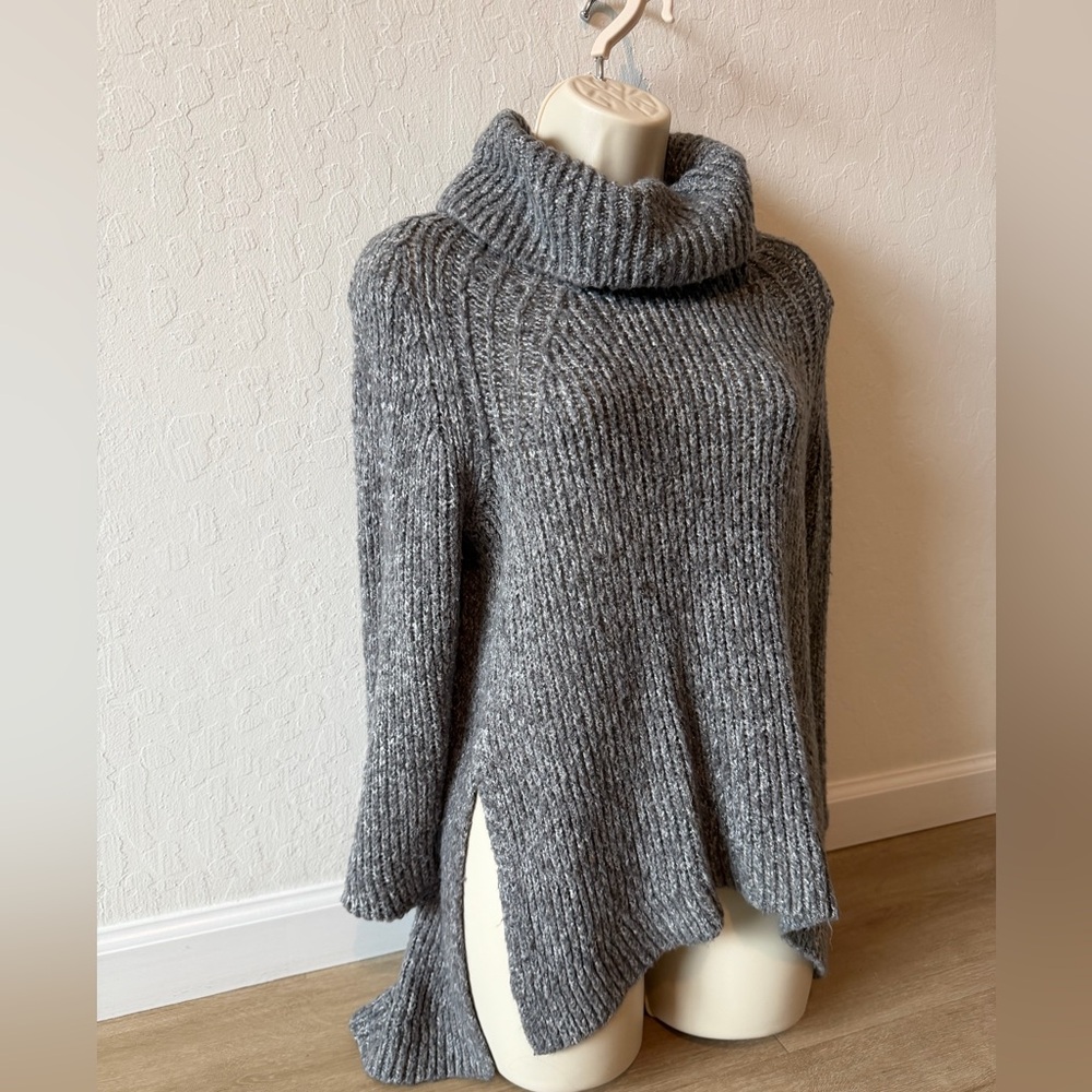Cozy Gray Turtleneck Sweater forever 21 women’s size small with side slits